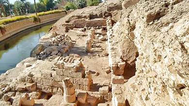 العثور على جرار نبيذ معتق منذ 5000 عام في سوهاج بمصر بمقبرة ملكة